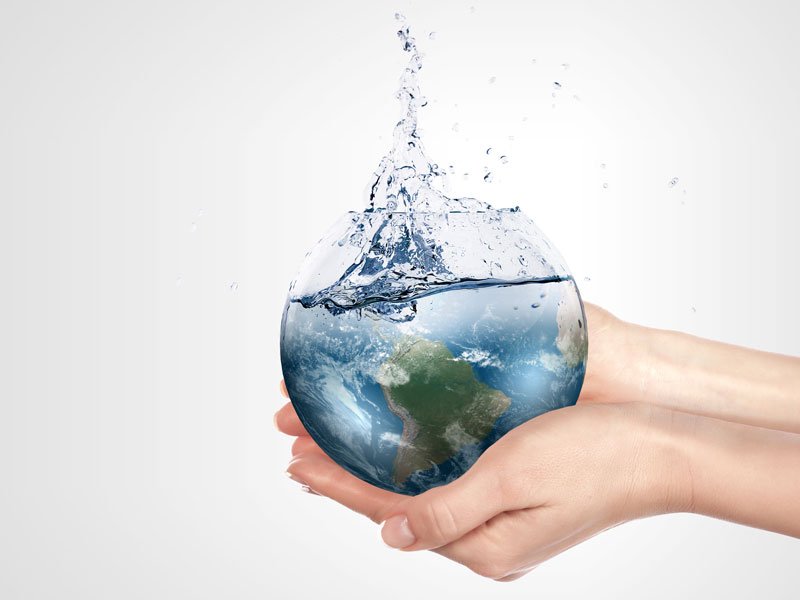 Su arıtma laboratuvarında uzman teknisyenler çalışırken